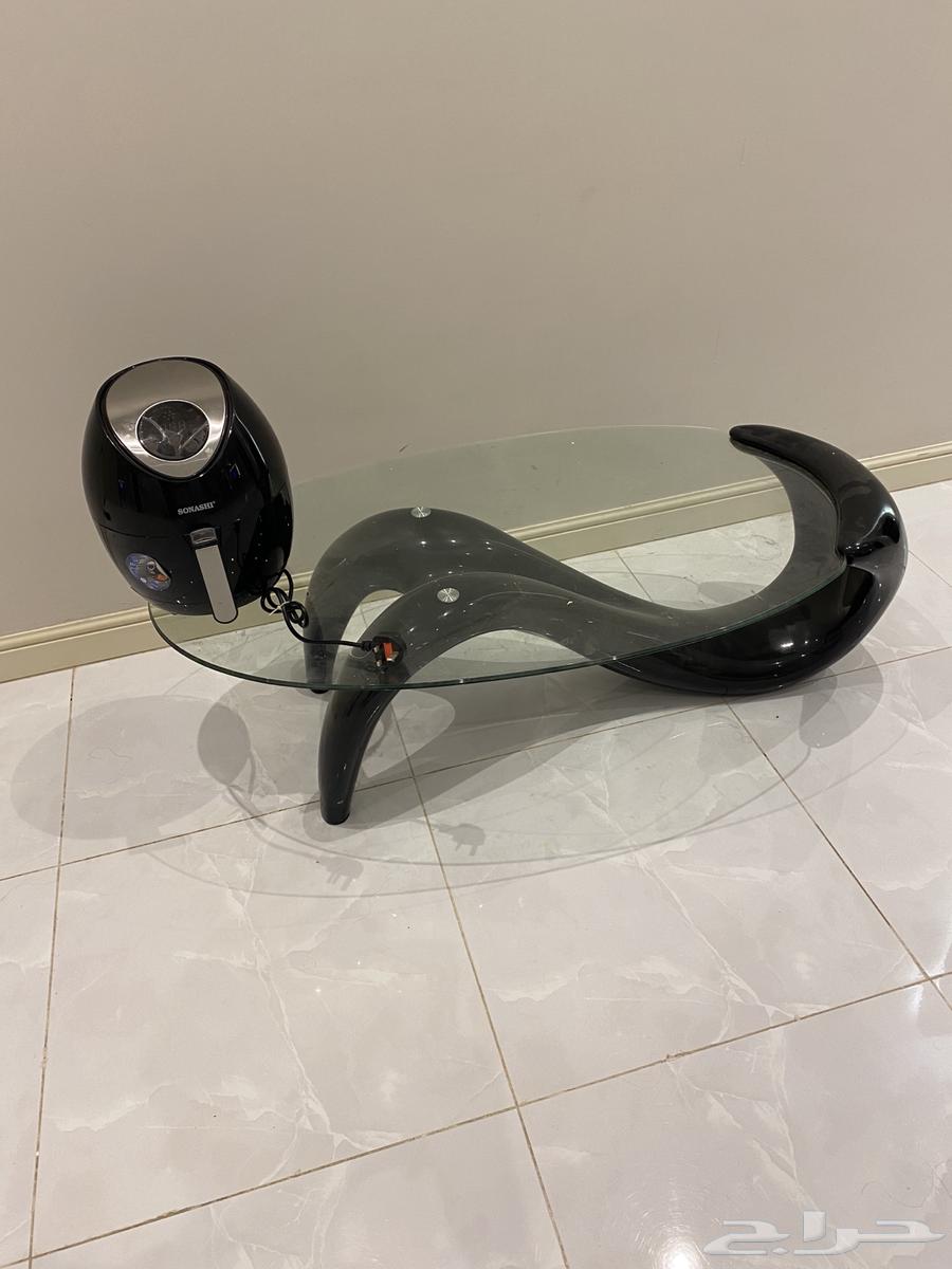 As clearly seen in the picture, the table has been used little, as well as the air fryer.63388514892291111