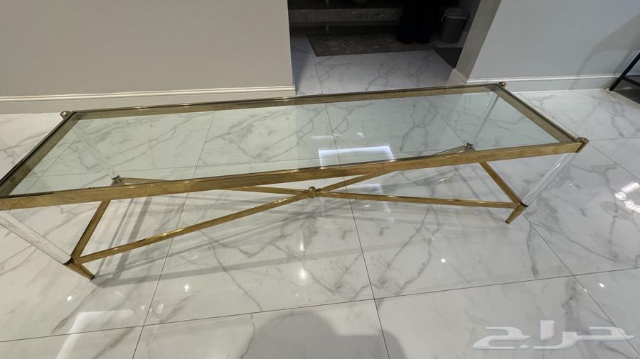 A clean glass table with no scratches.63385836539011112