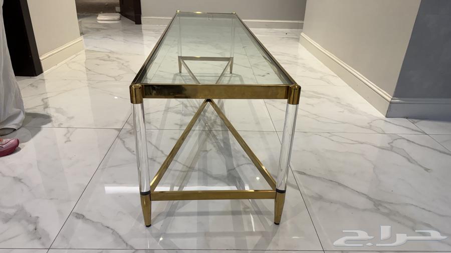 A clean glass table with no scratches.63385836539011111