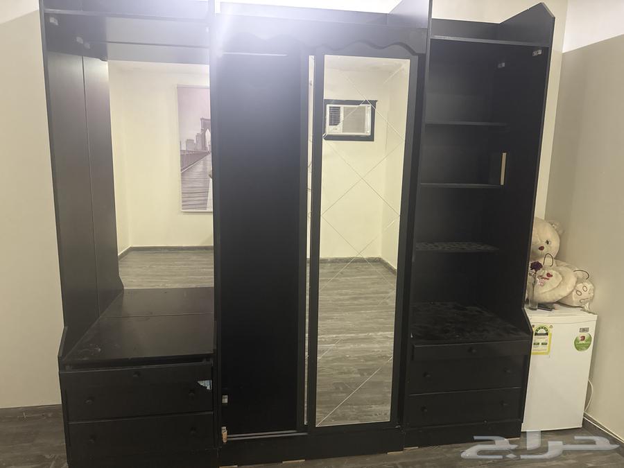 طاولة تلفزيون ودولاب ملابس نظيفة بأسعار مميزة .633862513767691124