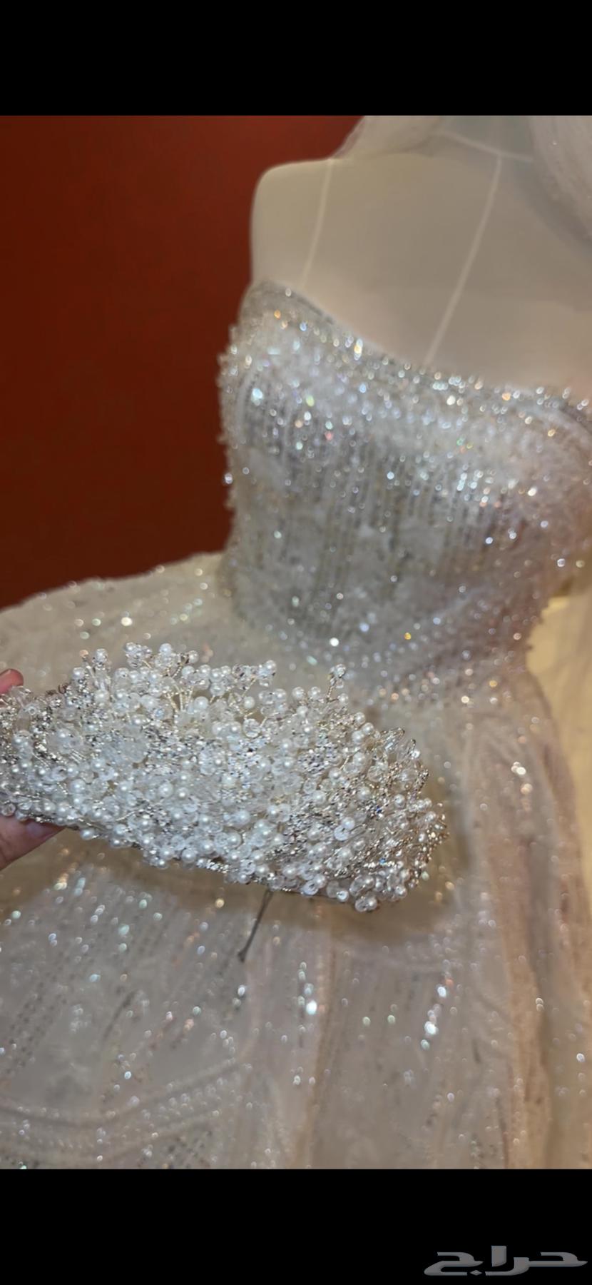 A wedding dress with full hand embroidery design as a single piece63385915722625114
