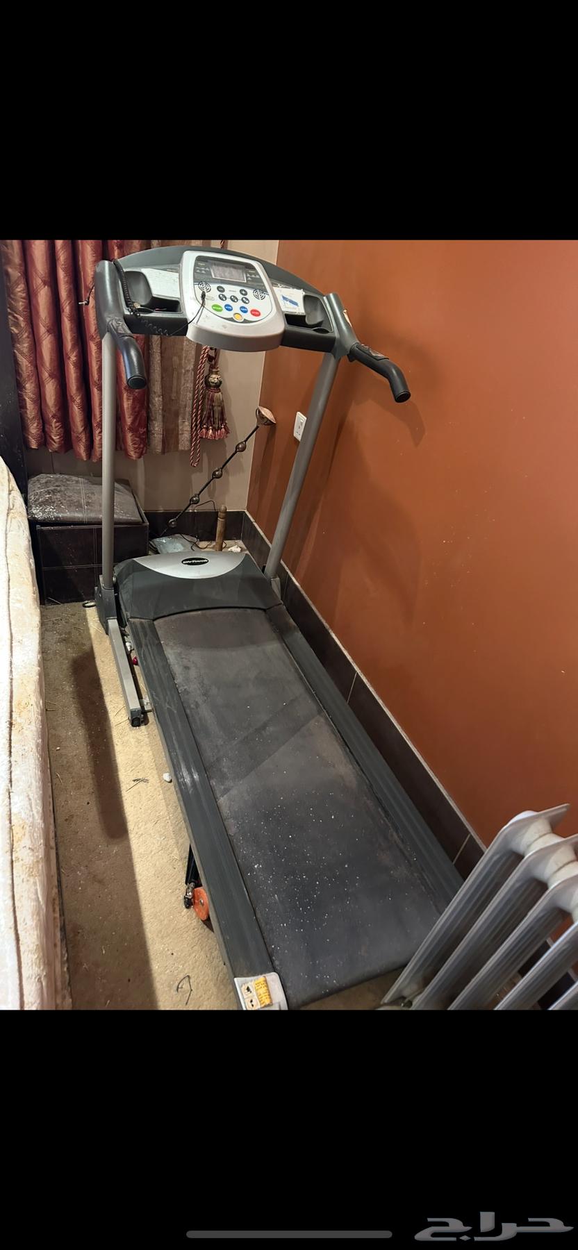 أدوات رياضه شبه جديده بسعر مغري سير مشي وجهاز تمرين البطن633871209075221121