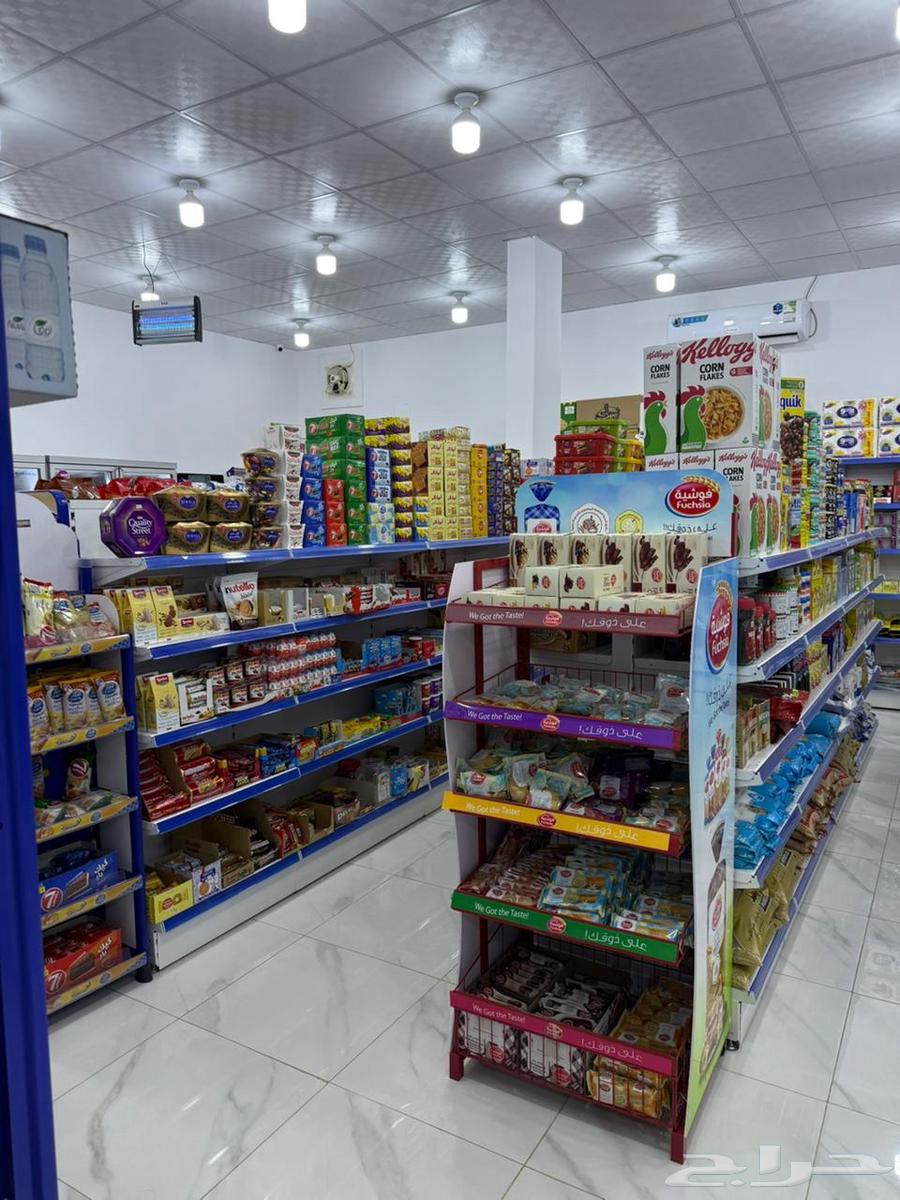 A place for selling food supplies for sale and tasting63381116003714112