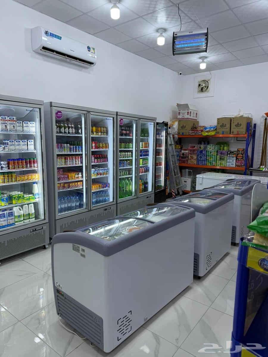 A place for selling food supplies for sale and tasting63381116003714114