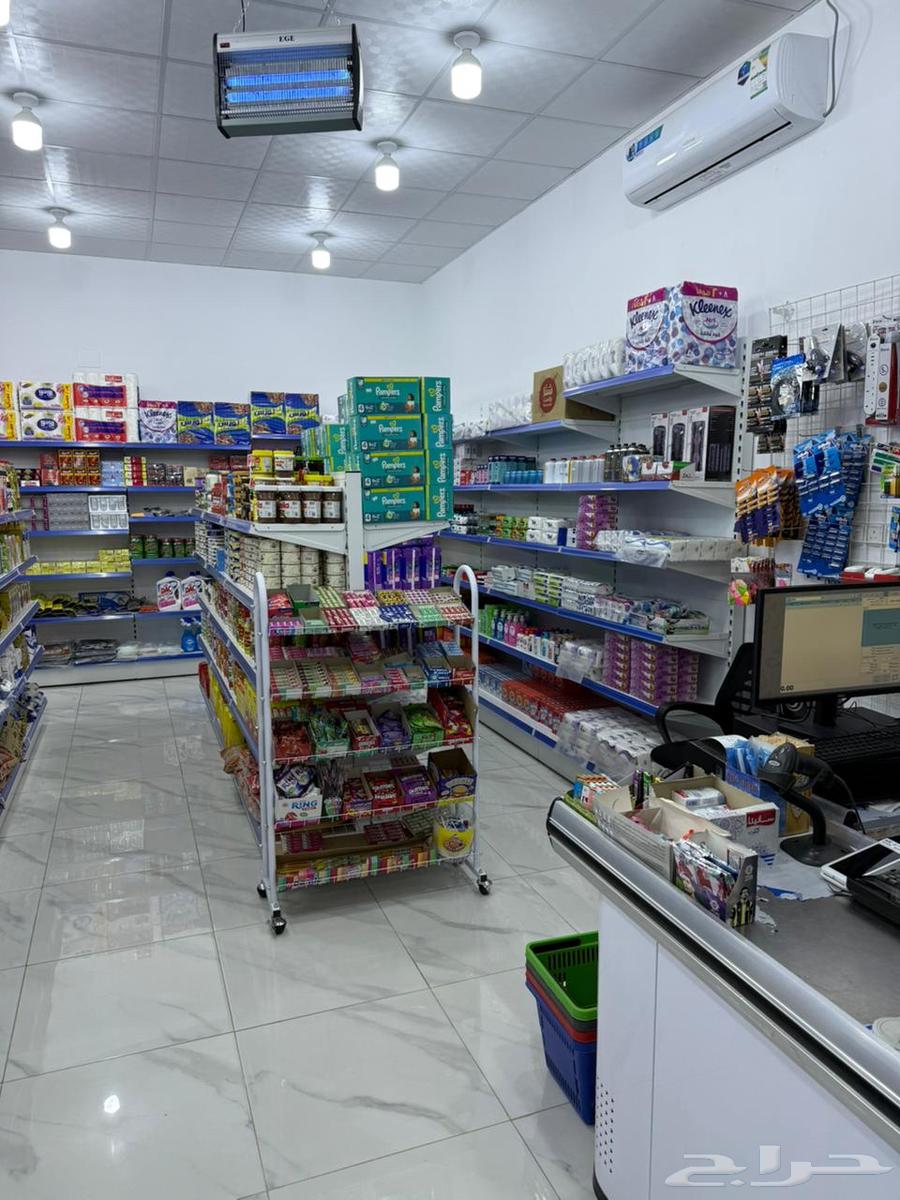 A place for selling food supplies for sale and tasting63381116003714111