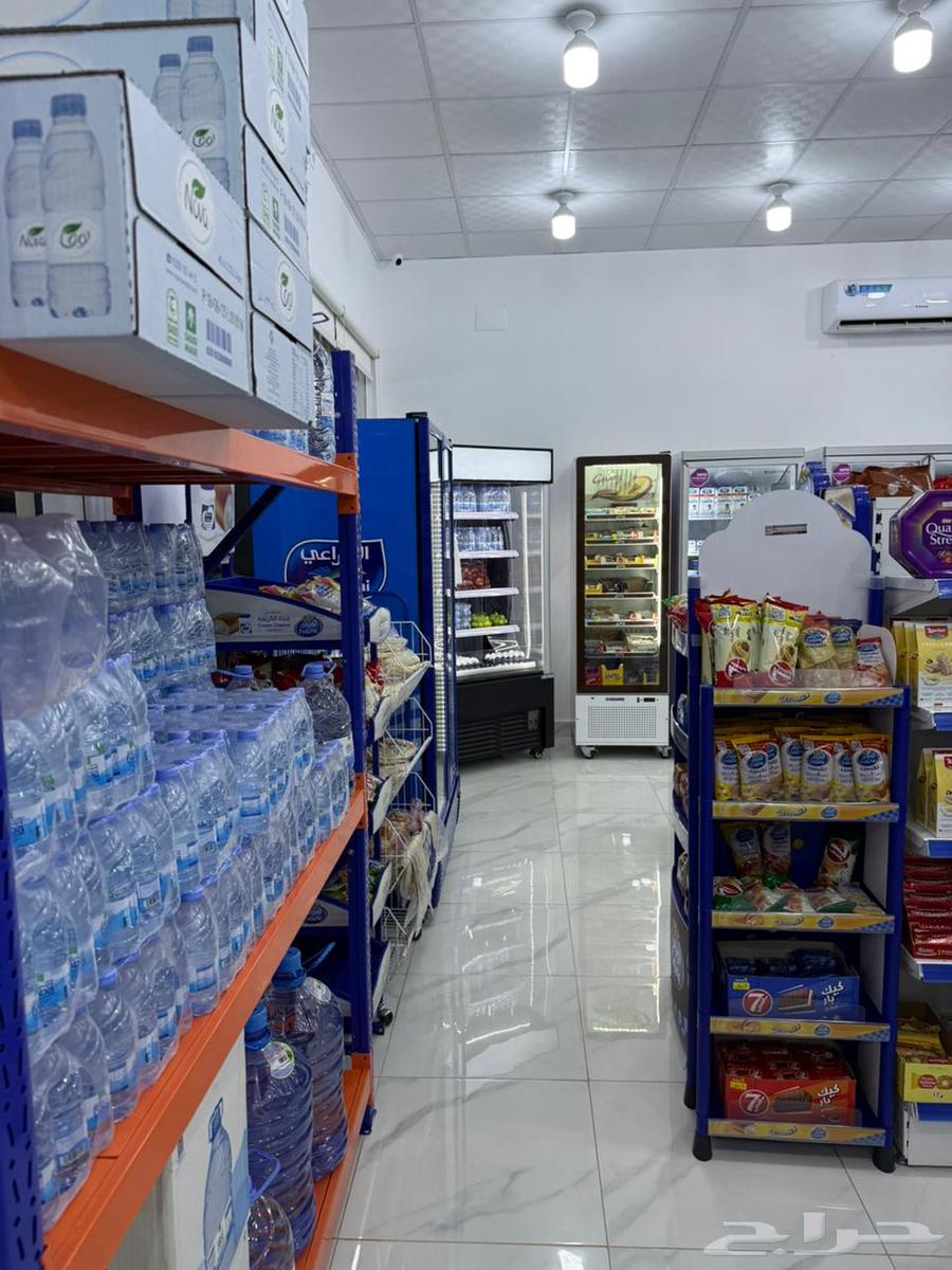 A place for selling food supplies for sale and tasting63381116003714113