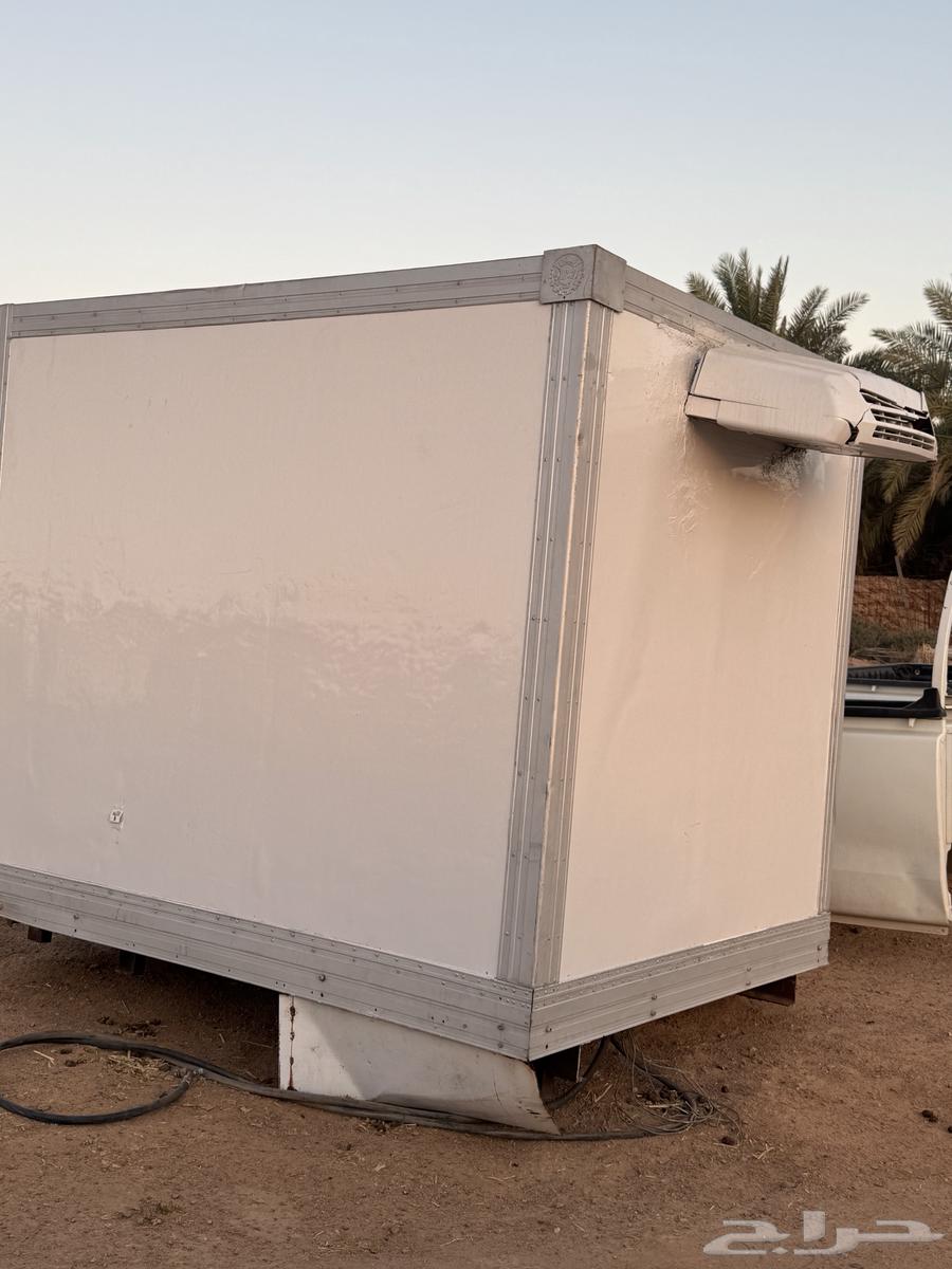 A very clean fridge and net.633879253902111111
