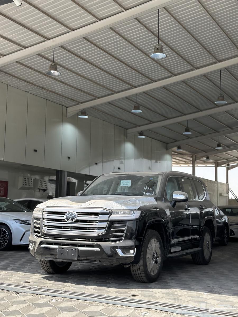 تويوتا لاندكروزر VXR بنزين اسود داخليه بيج موديل 202563387609871233111