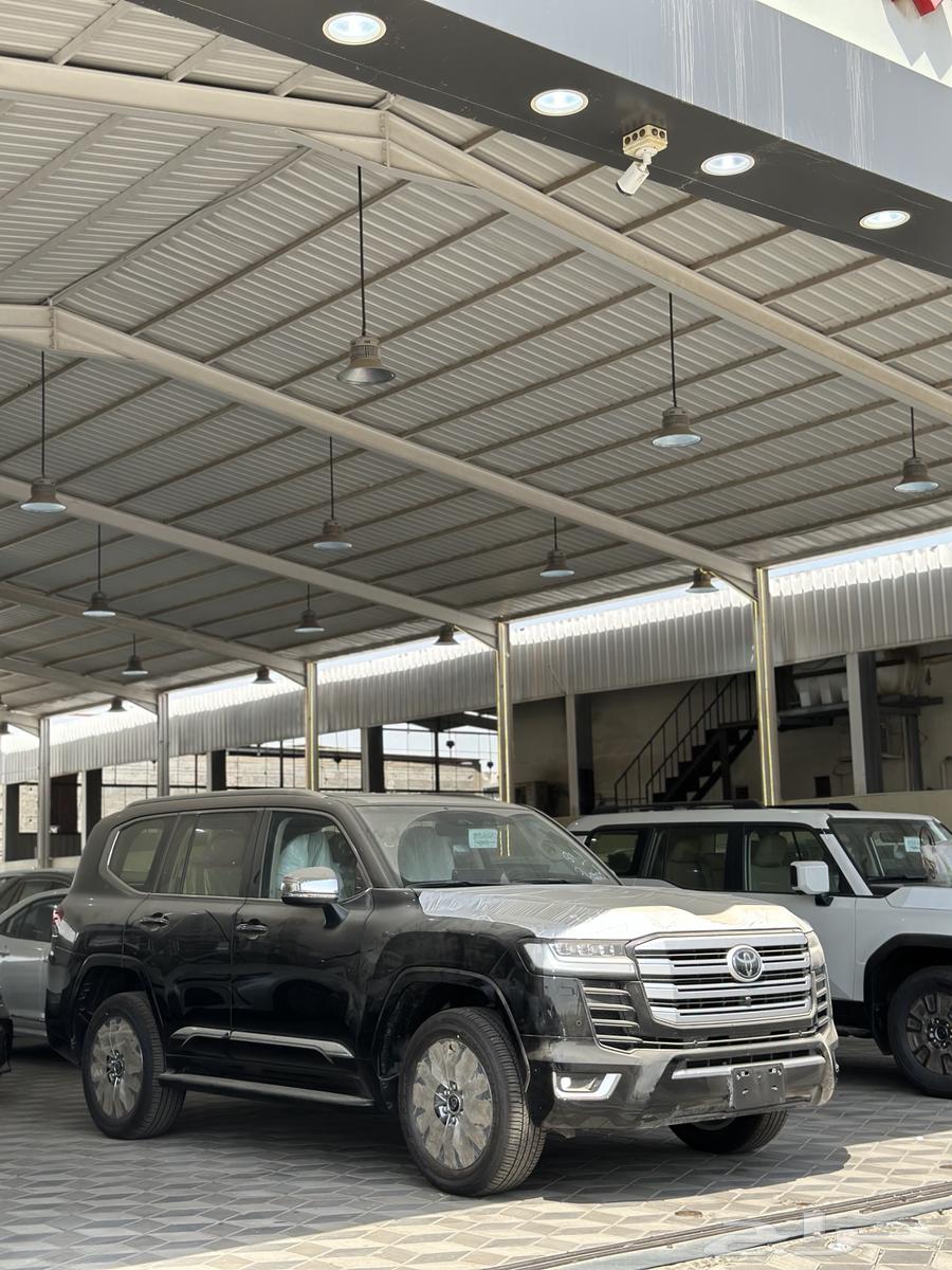 تويوتا لاندكروزر VXR بنزين اسود داخليه بيج موديل 202563387609871233112