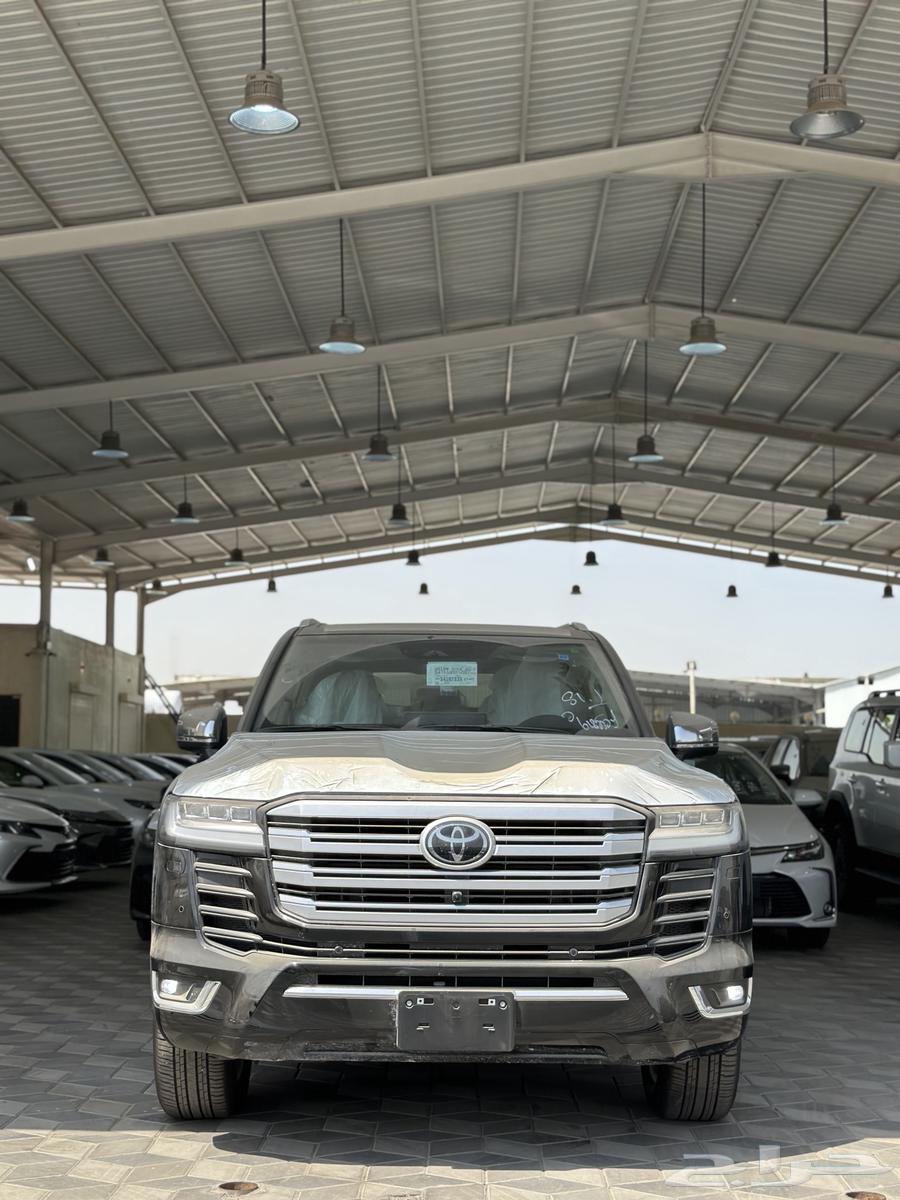 تويوتا لاندكروزر VXR بنزين اسود داخليه بيج موديل 202563387609871233114