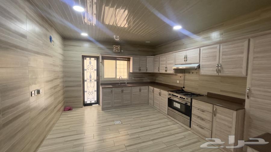 دور للإيجار بموقع مميز بطيبة و شبه جديد بحوش وكراج ومشب63012956970242112