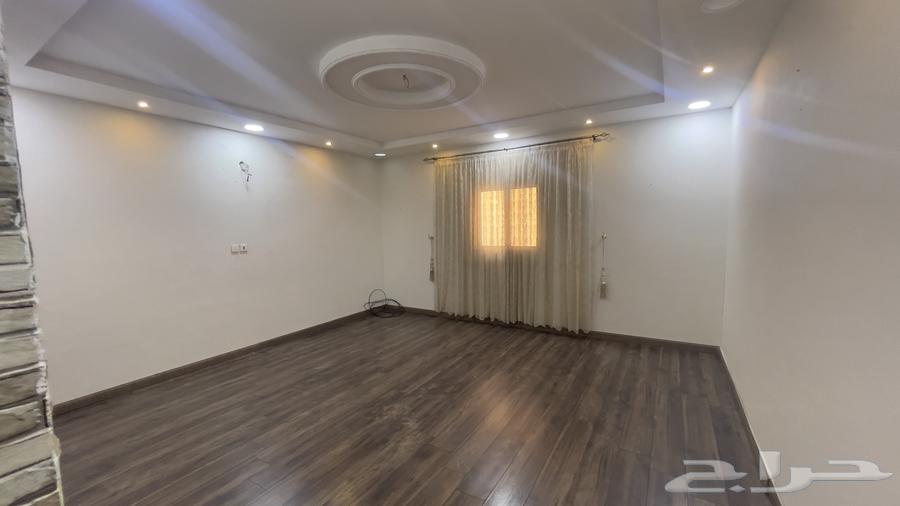 دور للإيجار بموقع مميز بطيبة و شبه جديد بحوش وكراج ومشب63012956970242113