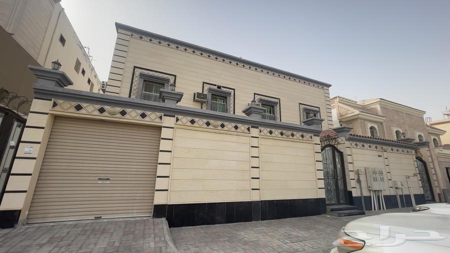 دور للإيجار بموقع مميز بطيبة و شبه جديد بحوش وكراج ومشب630129569702421110