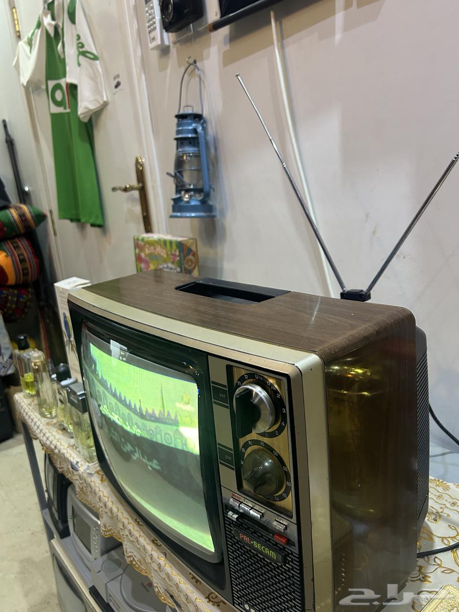 Old wooden TV63381243023362112