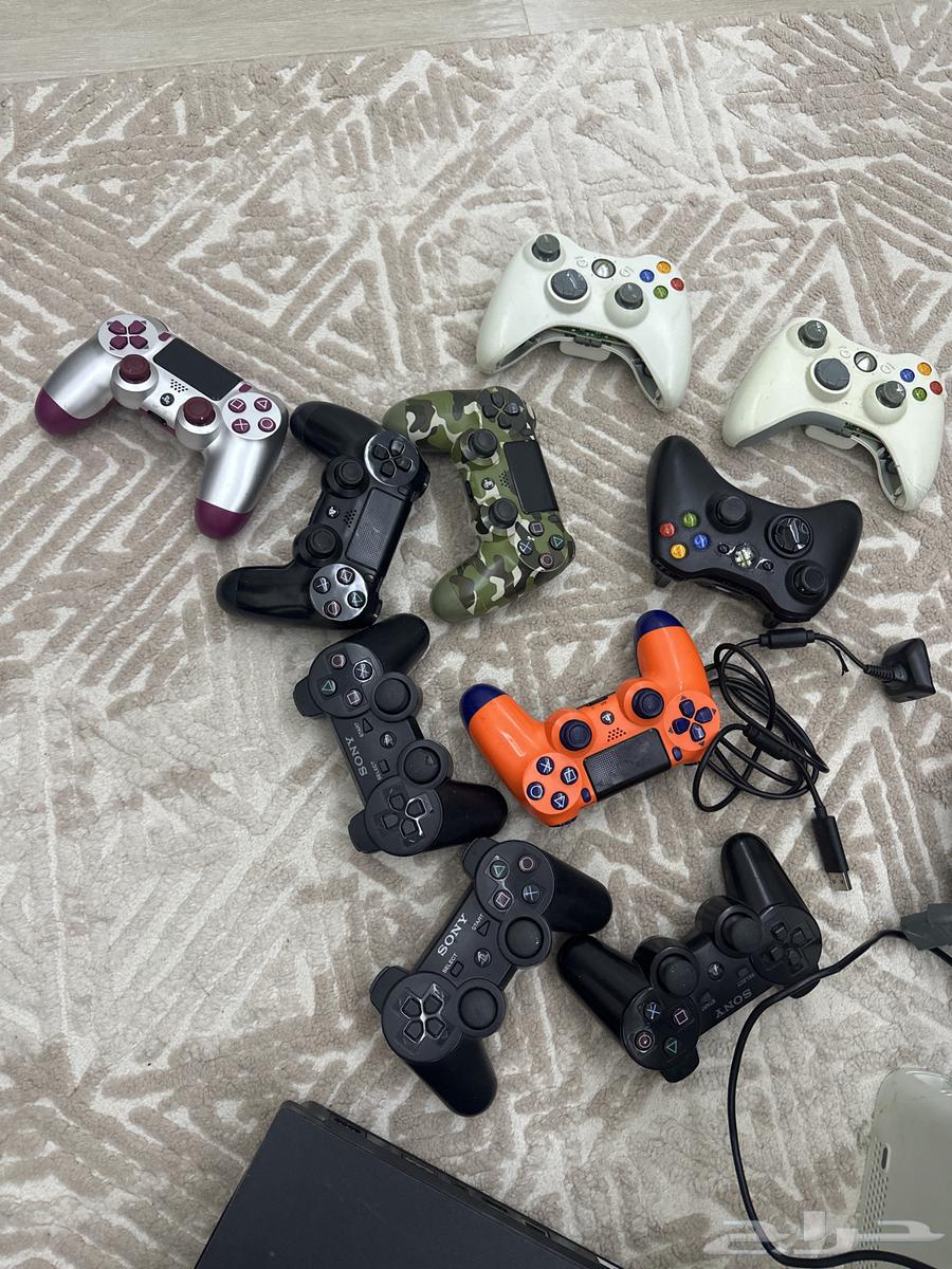 Xbox 360 and 4 PlayStation 4 Controllers63618297981315110