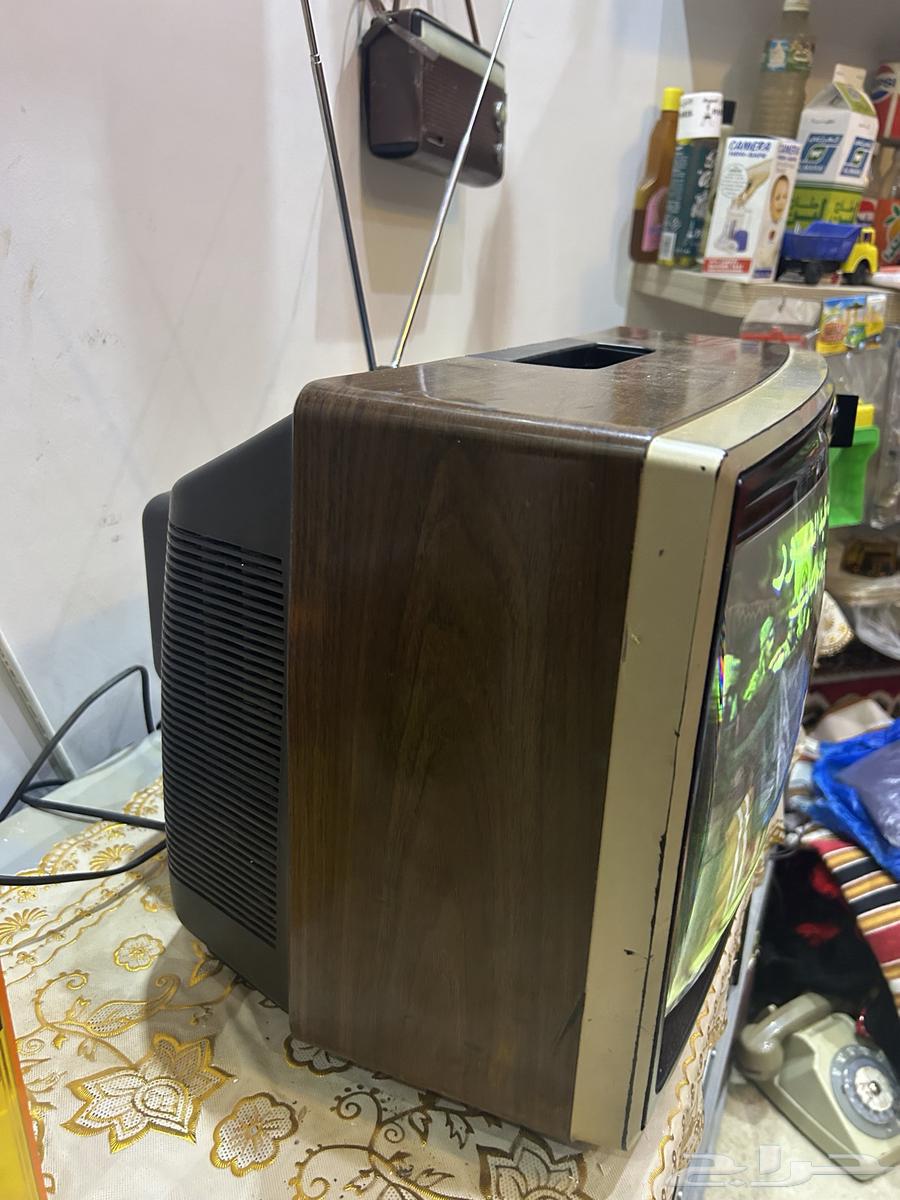 Old wooden TV63381243023362111