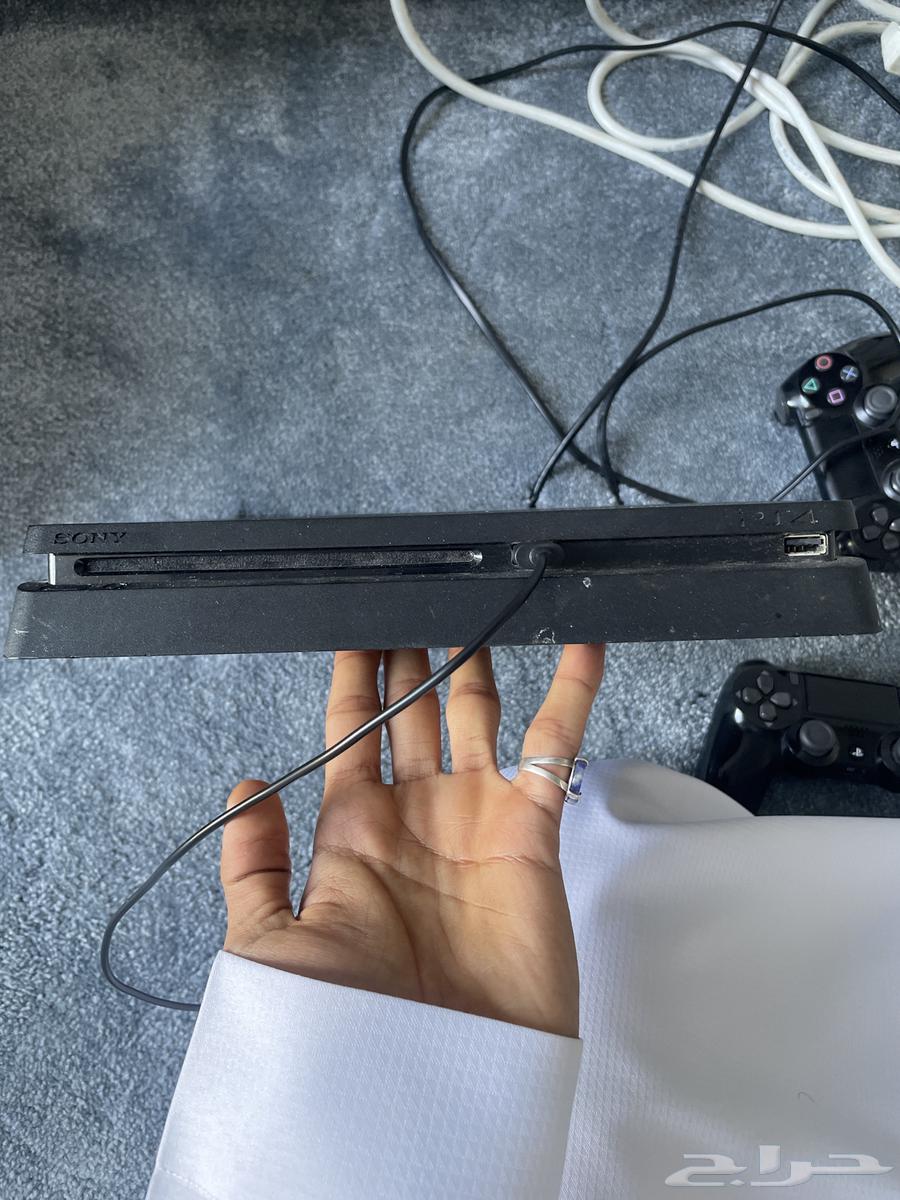سوني 4 سلم ذاكره 800 سليم ومعه يدتين63618193568001112