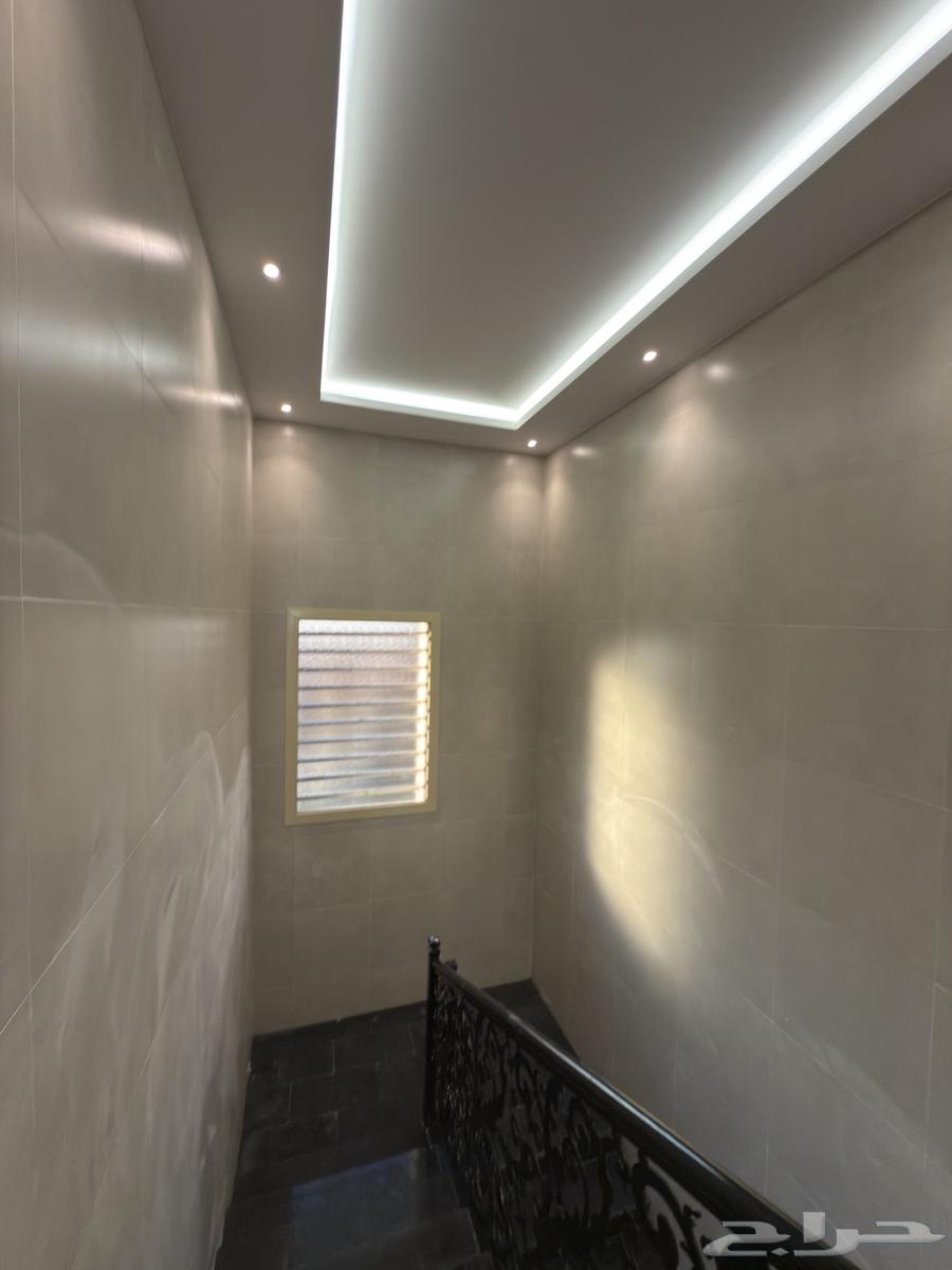 للبيع روفات علويه بدرج داخلي وخارجي بحى الموسى شرق الخميس63611852181763112