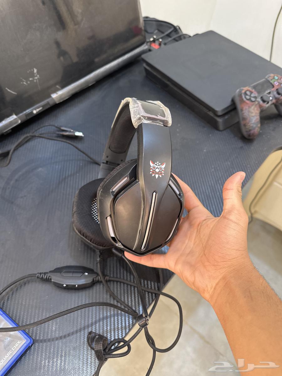 Sony 4 and all its accessories with it63618379489409114