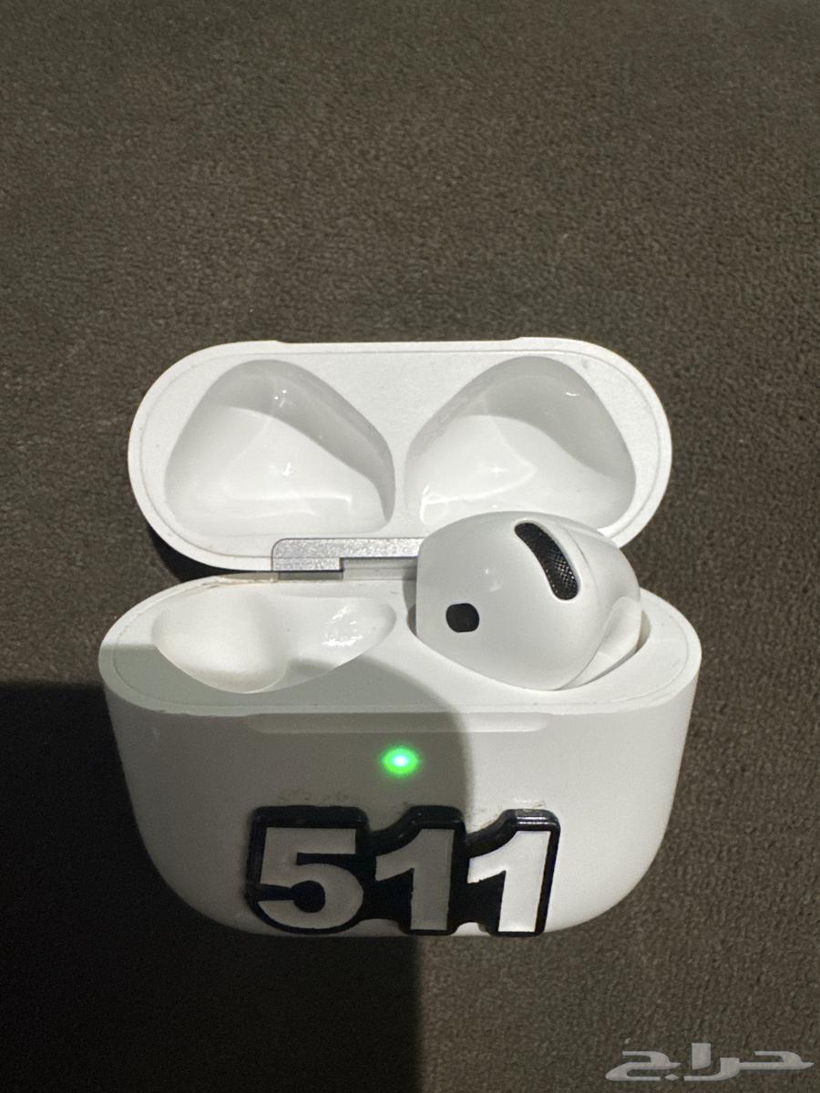 Latest version of AirPods, one earphone available and one not63618576327682111