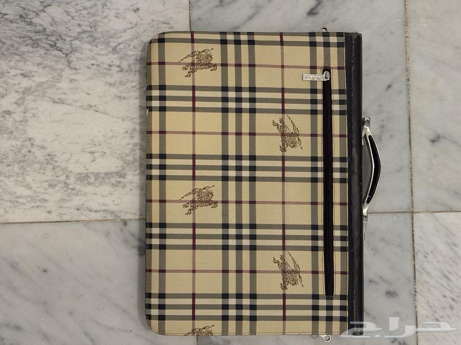 شنطة كمبيوتر من ماركة BURBERRY - مستعملة63618671593473111
