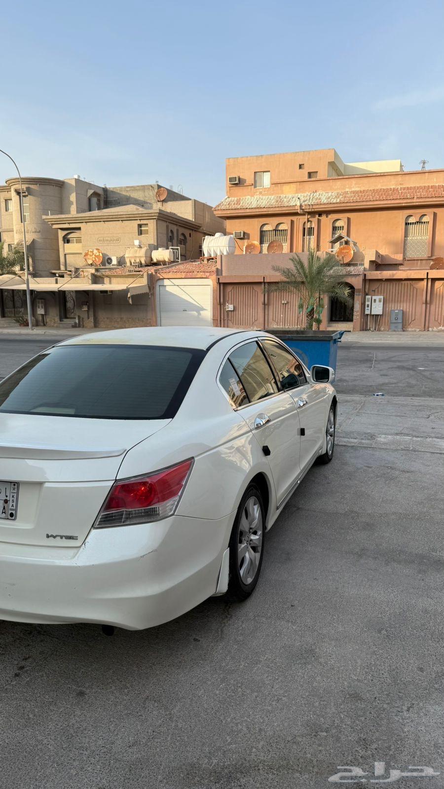 Accord 2009 model, standard, for sale with added accessories such as a spoiler and screen.63618833230211112
