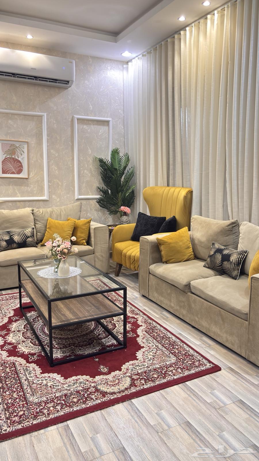 Sofa with table and carpet63624867902595112