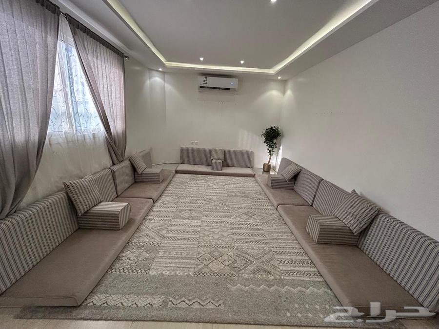 Floor seating set with curtain in very good condition63620426354946111