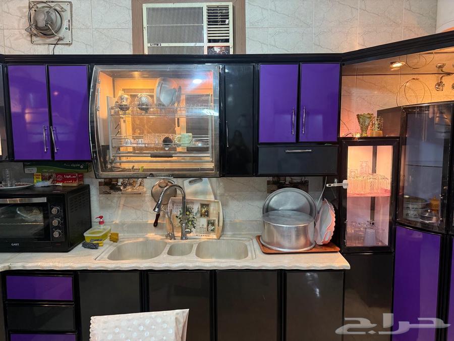 Kitchen with 5-burner gas stove and electric oven63625197229185111