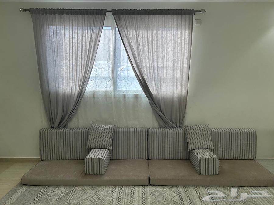 Floor seating set with curtain in very good condition63620426354946114