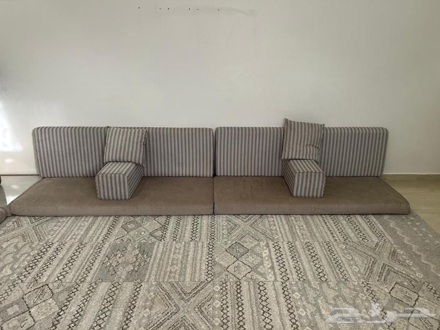 Floor seating set with curtain in very good condition63620426354946113
