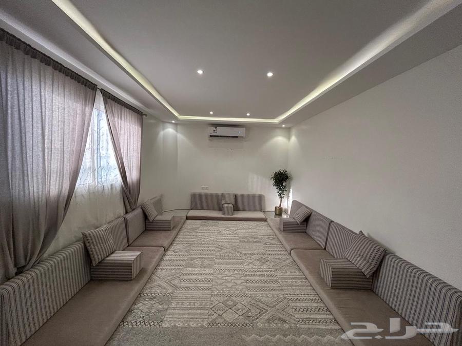 Floor seating set with curtain in very good condition63620426354946112