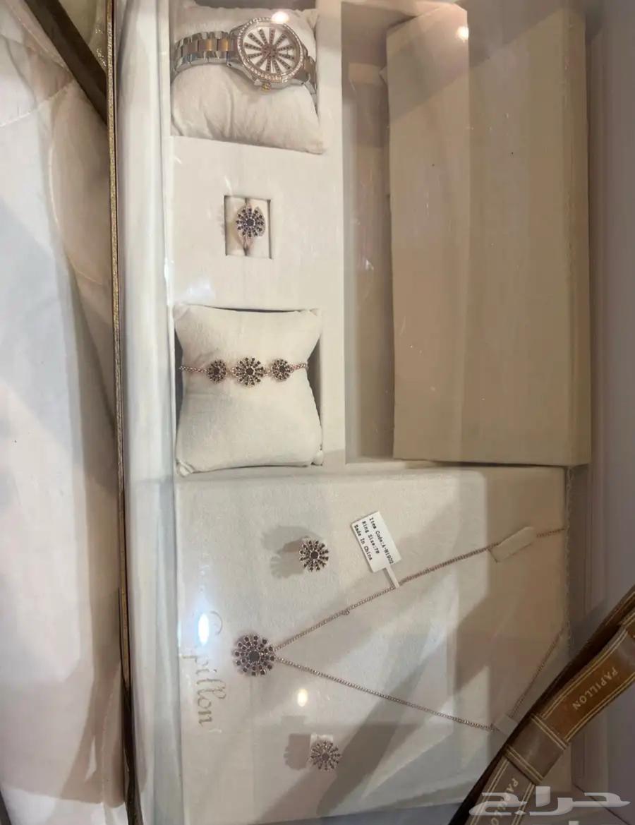 New accessory set and watch for urgent sale63618960354562112