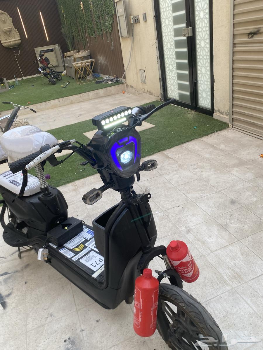 75 speed scooter, new, modified, selling for 1200, rear tire damaged63623047511041114