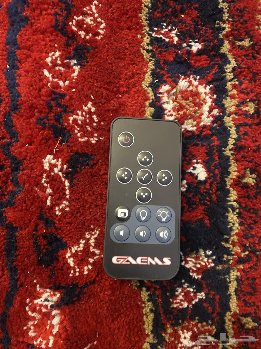 شاشة GAEMS متنقلة نظيفة جدا  مع كامل ملحقاتها (فيها كسر بسيط63625197120001112
