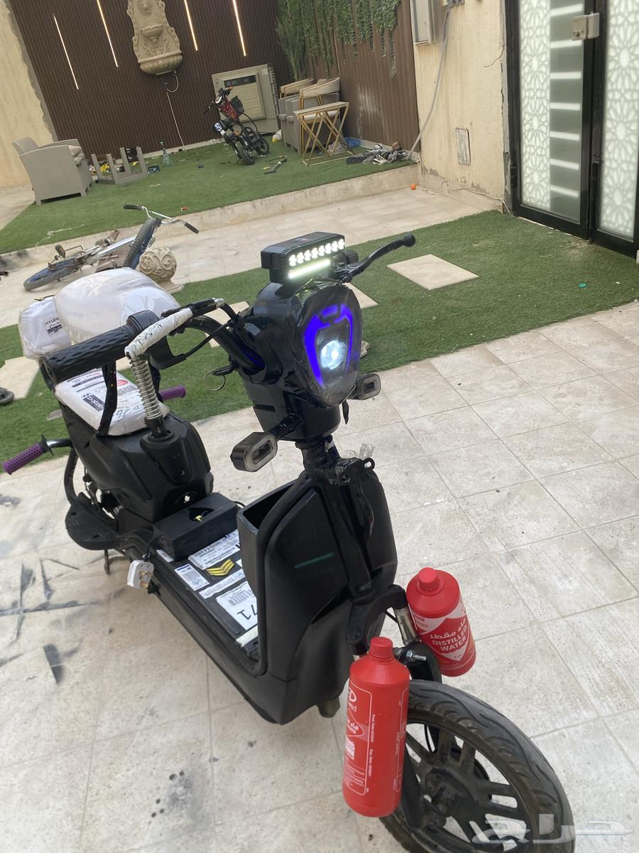 75 speed scooter, new, modified, selling for 1200, rear tire damaged63623047511041113