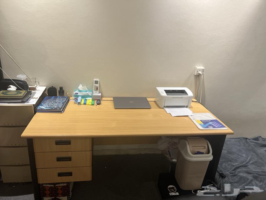 A respectable desk and a clean chair63674985180419112
