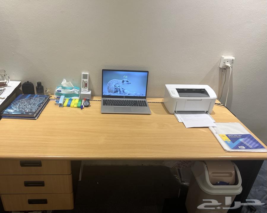 A respectable desk and a clean chair63674985180419110