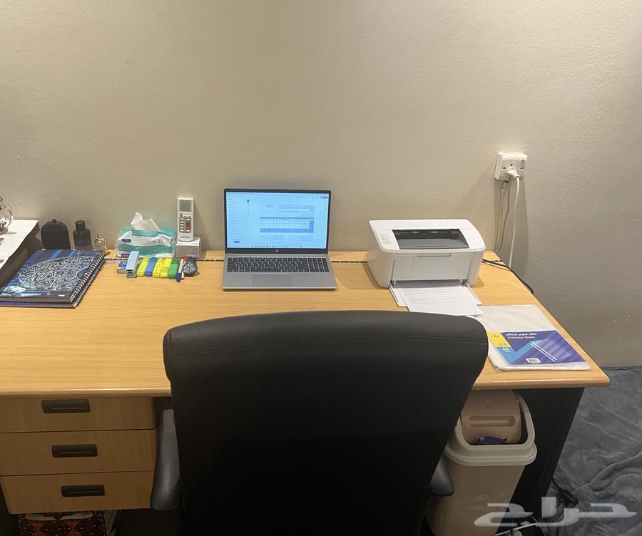 A respectable desk and a clean chair63674985180419114