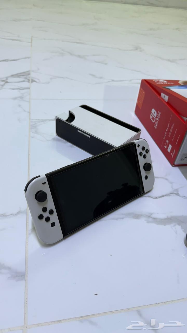 Nintendo Switch device and Lenovo mobile phone63618965134849112