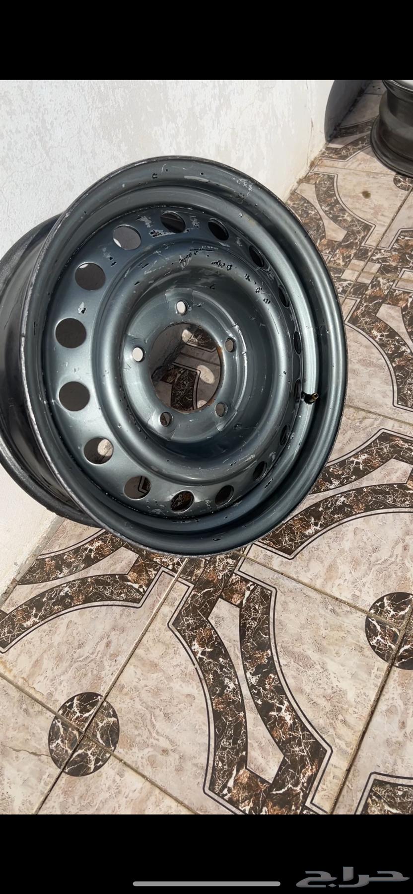 Clean 17-inch Jeep rim, no bends or damages63655052647042110