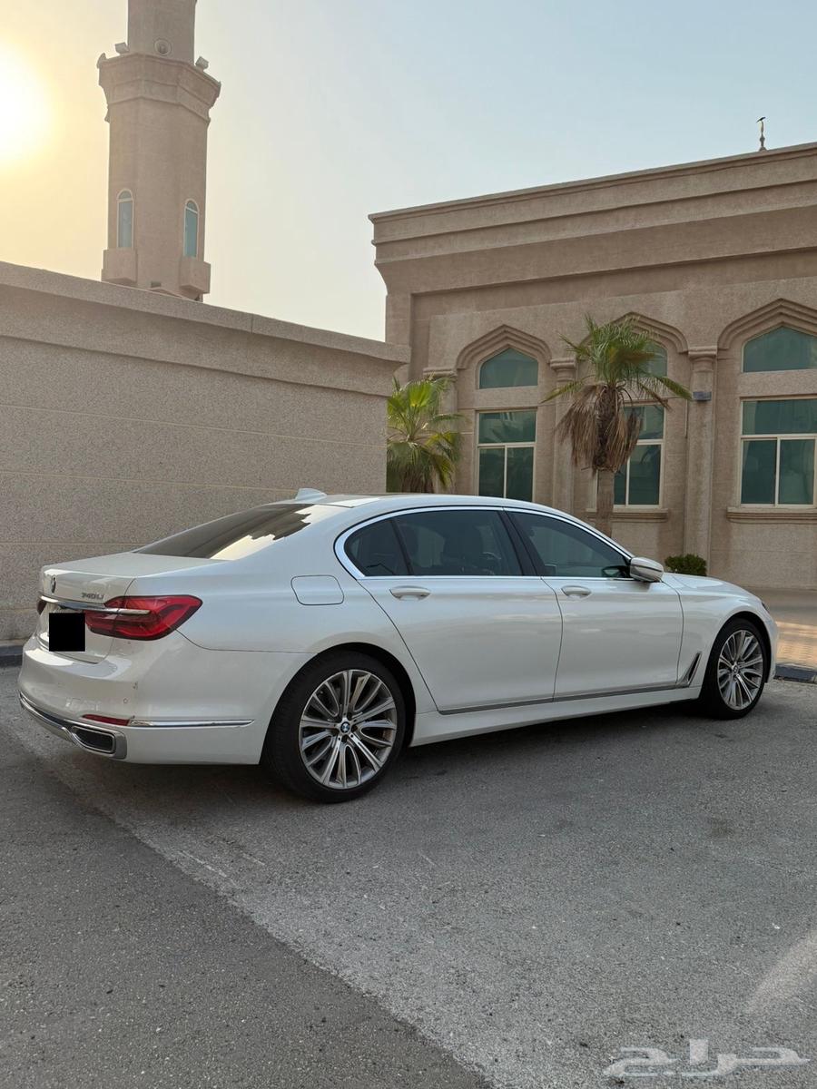 فرصة لا تفوت لعشاق الفخامة سيارة BMW 740Li63655179453058111