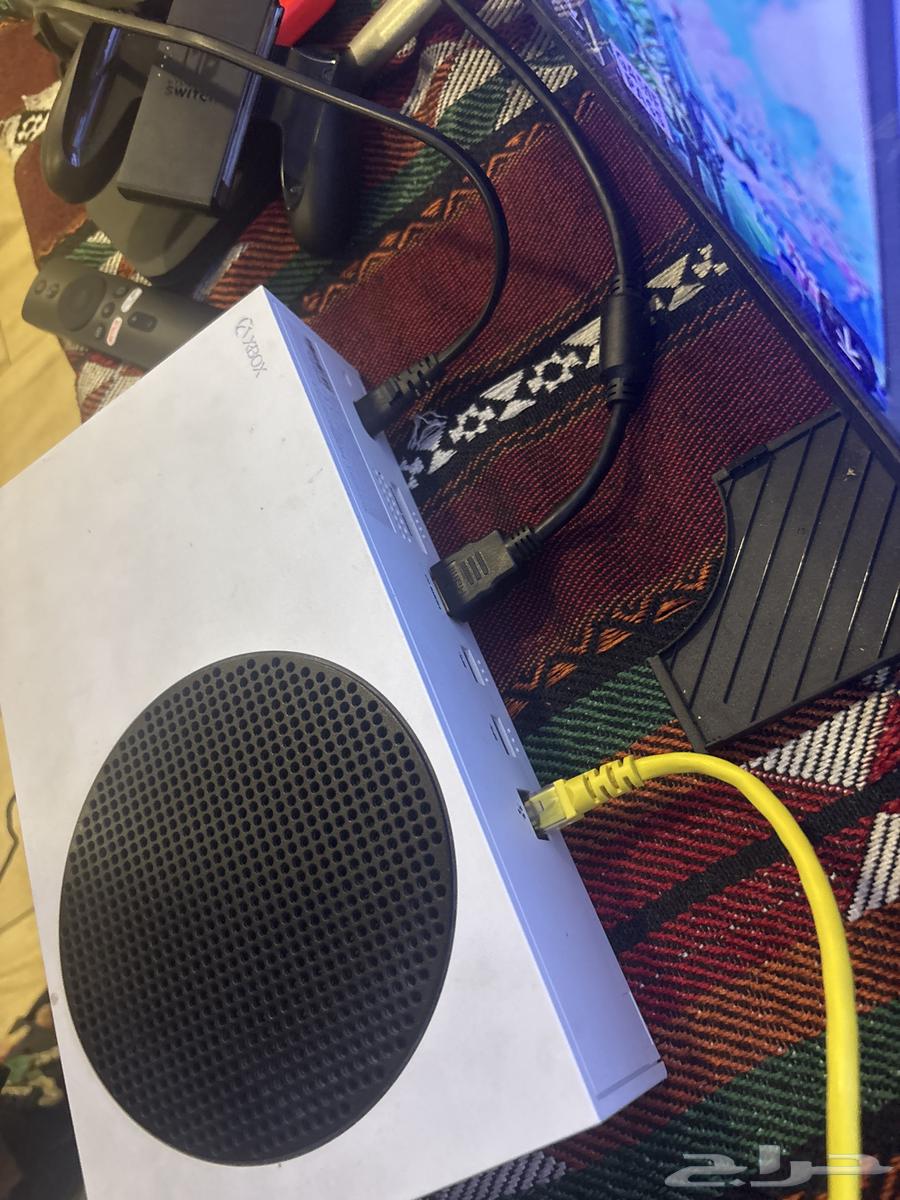 Xbox Series S on Suma with two controllers and FIFA 2563654691079427111