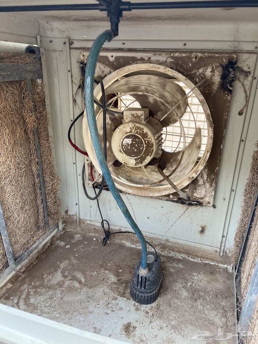 A quarter working air conditioner with an installed exhaust fan63656352580866113
