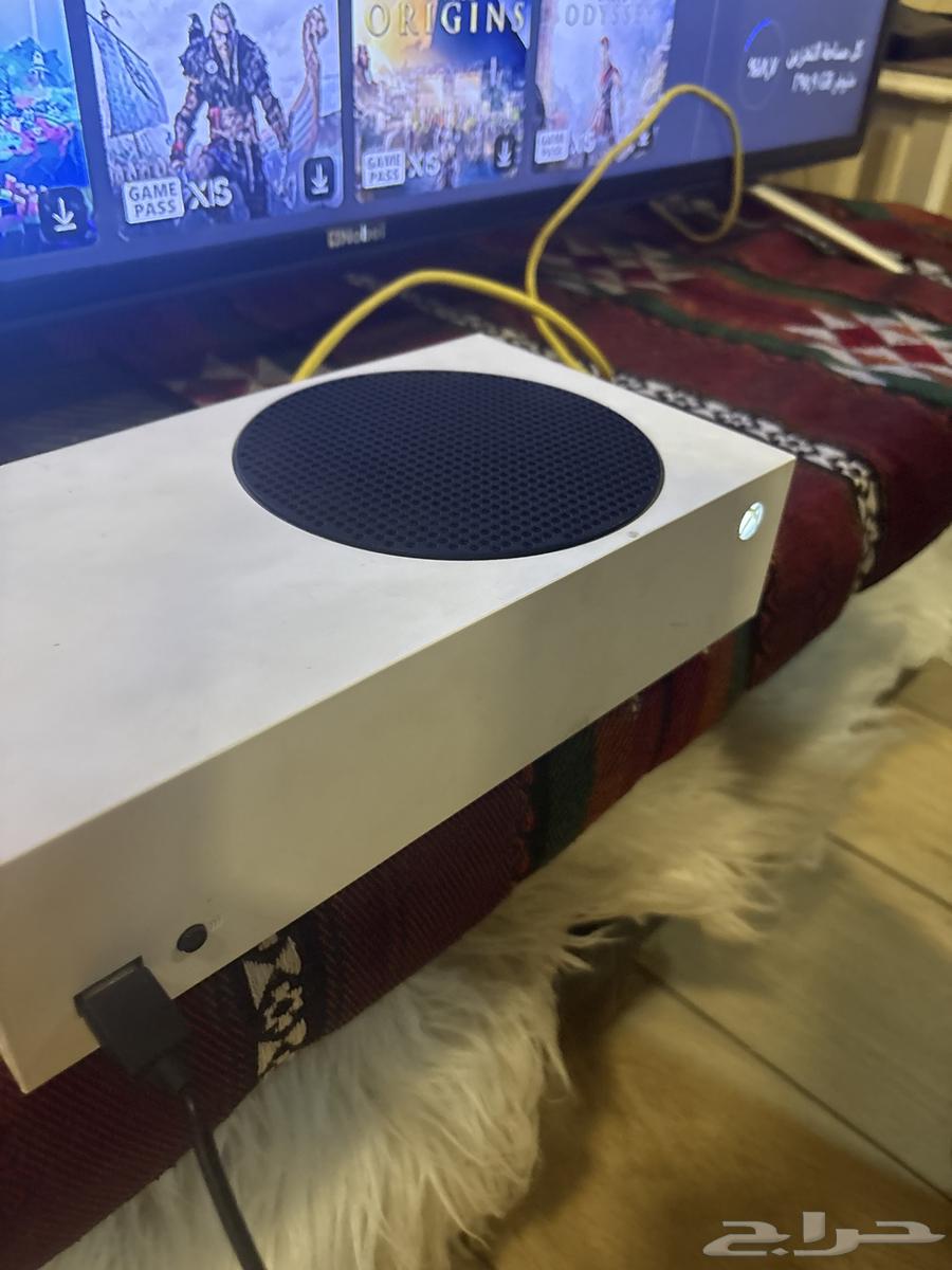 Xbox Series S on Suma with two controllers and FIFA 2563654691079427112