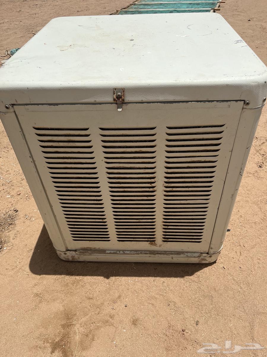 A quarter working air conditioner with an installed exhaust fan63656352580866112