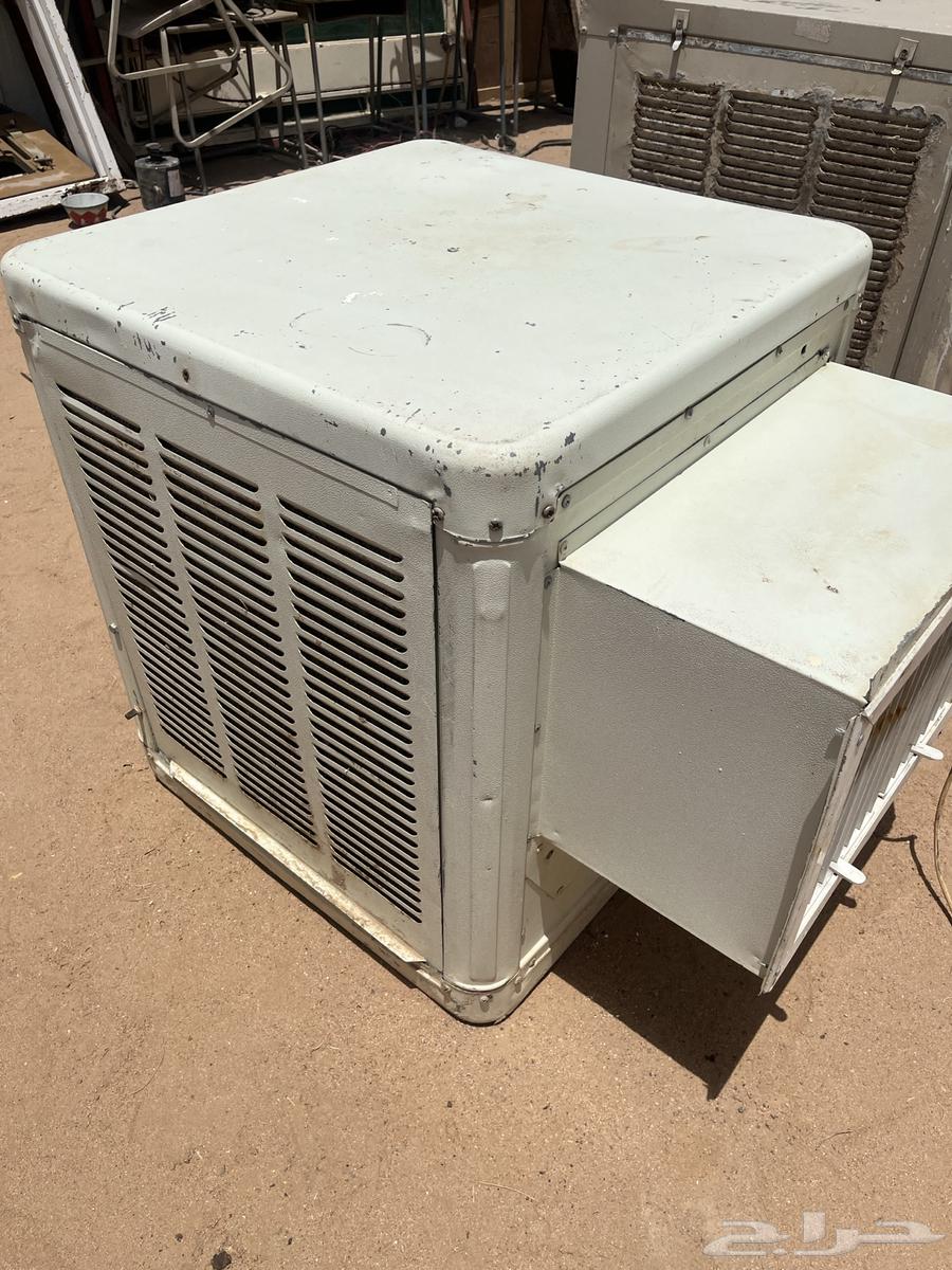 A quarter working air conditioner with an installed exhaust fan63656352580866111