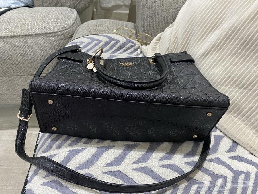 شنطة جس اصلية تم شراءها من محلguess مستعمل نظيف 150 ريال63396598689411113