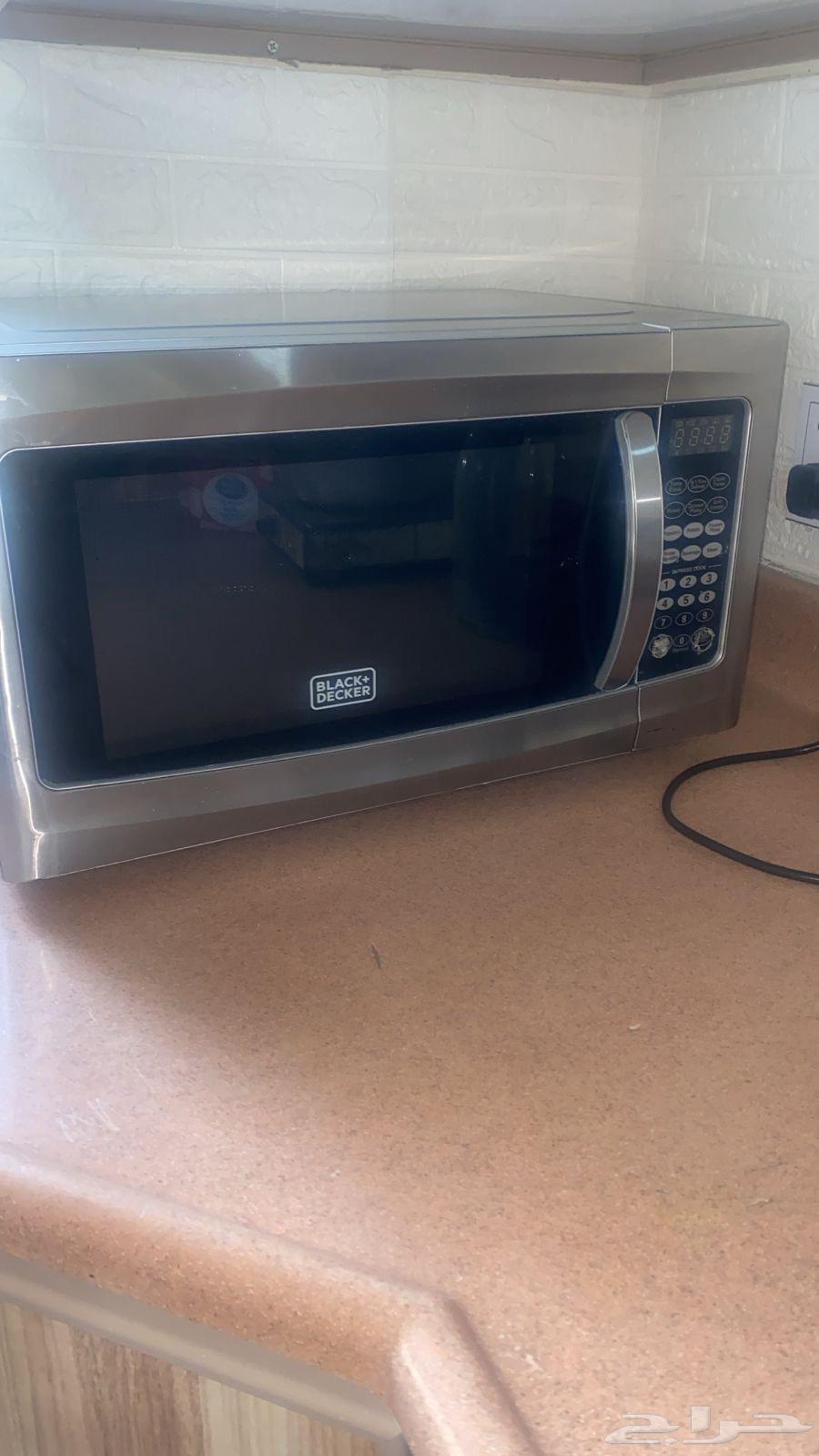 Very clean coffee table and microwave63655221567619111
