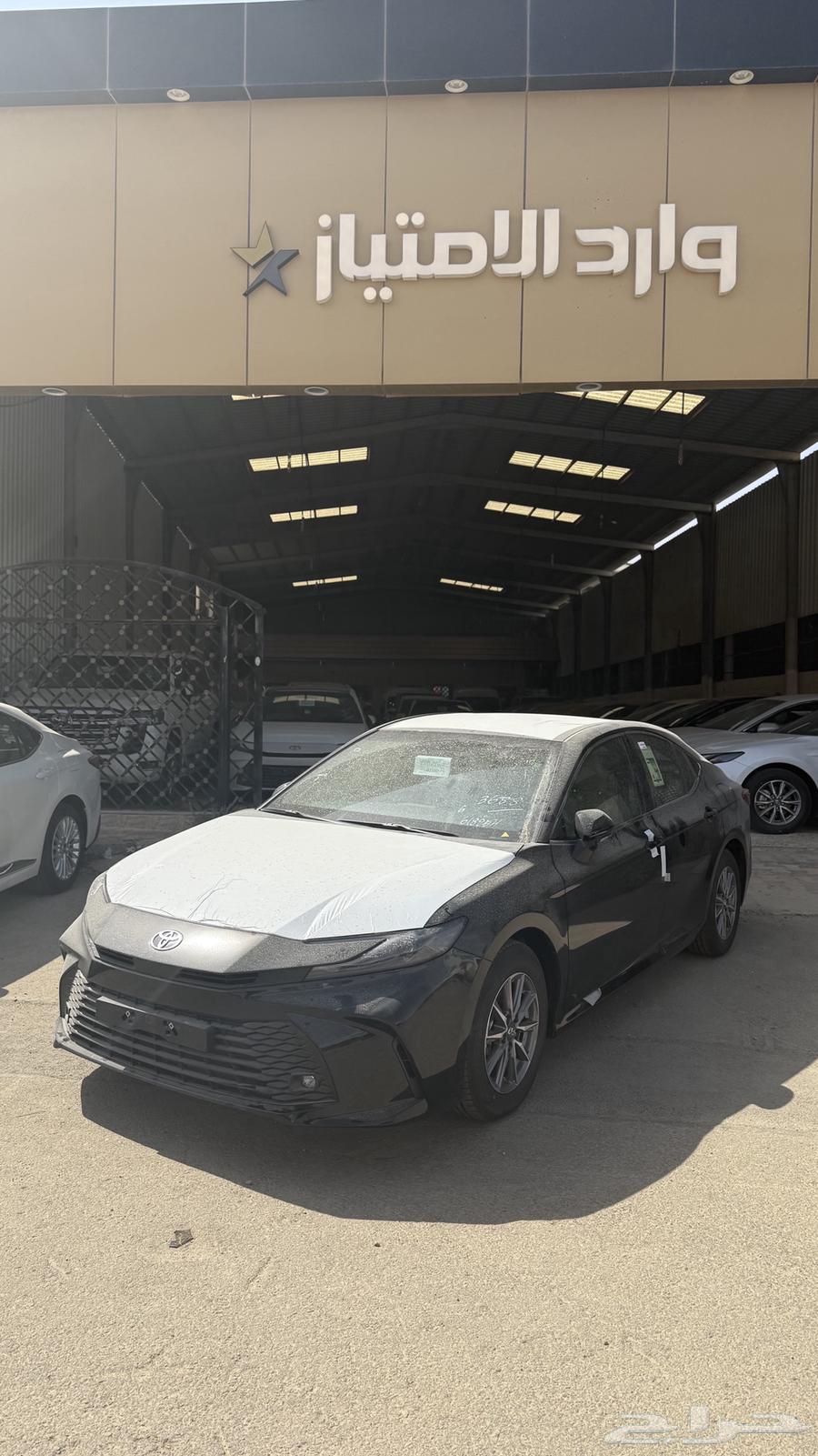 كامري 2025 E بنزين اسود سعودي ب119.000 شامل الضريبة63679098619393110